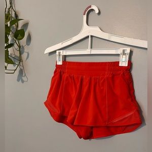 🍋 Lululemon Hotty Hot 2.5” Low Rise Shorts